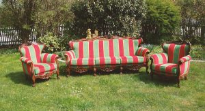 Vintage-Sitzmöbel auf Wiese