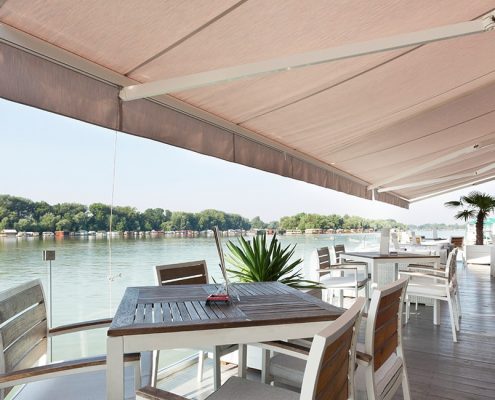 Markise über Seeterrasse