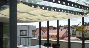 Sonnensegel über Balkon